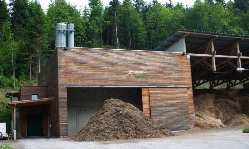 Hackschnitzelhaufen vor Nahwärme.at Heizwerk in Wagrain Salzburg