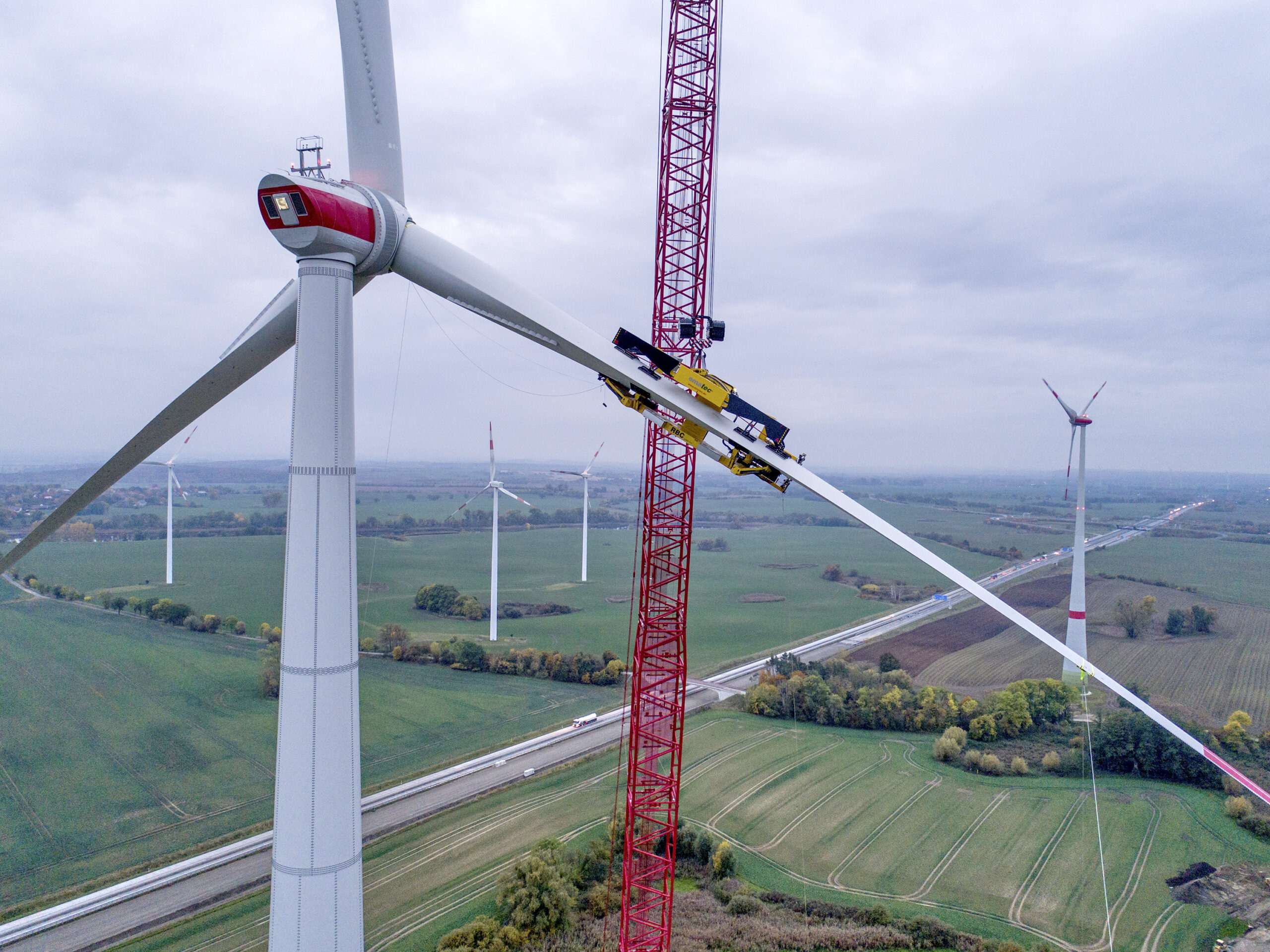 Neue Art der Rotorblattmontage bei Windkraftanlagen Die Ökoenergie